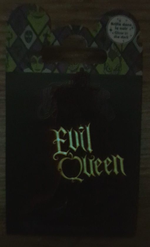 Disneyland Paris Snow White & The 7 Dwarfs Evil Queen Glow In The Dark Pin Trading Badge